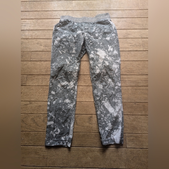 CAbi Pants - Women's Cabi Tie Dye Marble Gray And White Joggers Size Small